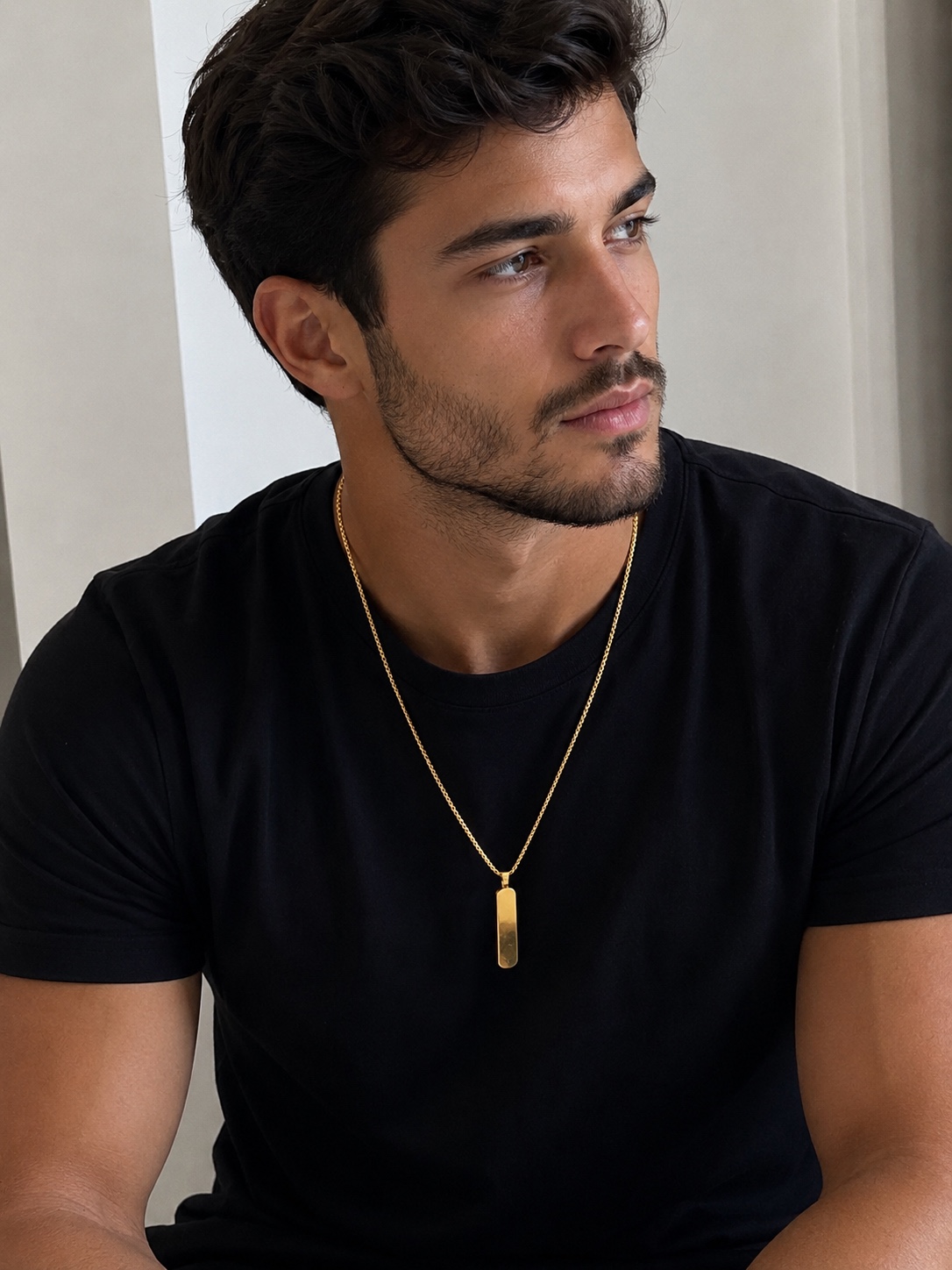 Modelo usando colar dourado com pingente de placa Joias Lunare